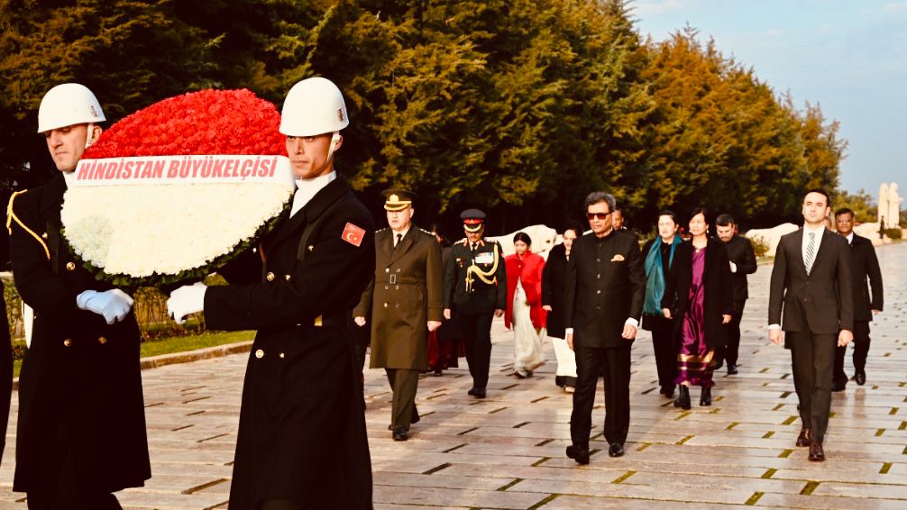 Ambassador Dr. Virander Paul paying floral tributes to Mustafa Kemal Atatürk at his Mausoleum at Anitkabir (01.12.2022)